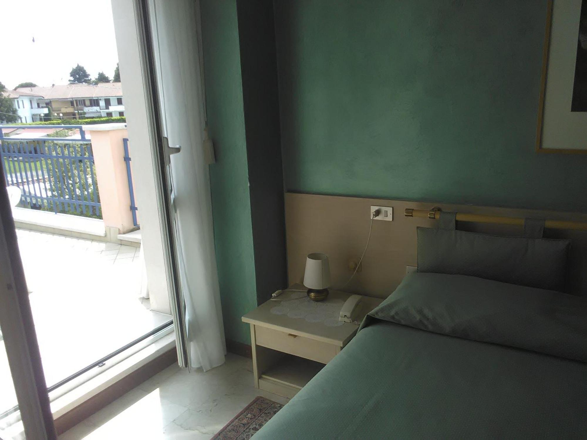 Hotel Cristallo Peschiera del Garda Kültér fotó